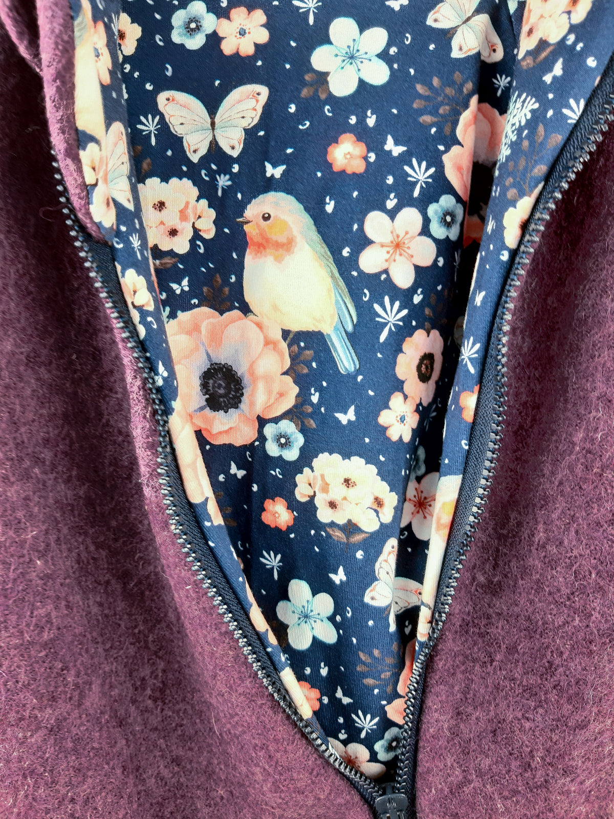 Walkmantel aus Merino Wollfleece flieder meliert mit Vögelchen dunkelblau