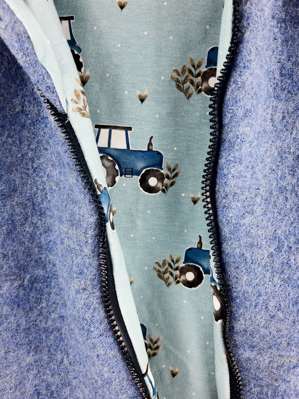 Walkjacke rauchblau meliert mit Traktor blau