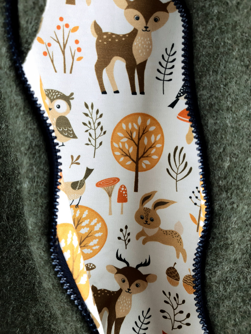 Walkjacke moosgrün meliert mit Waldtiere creme