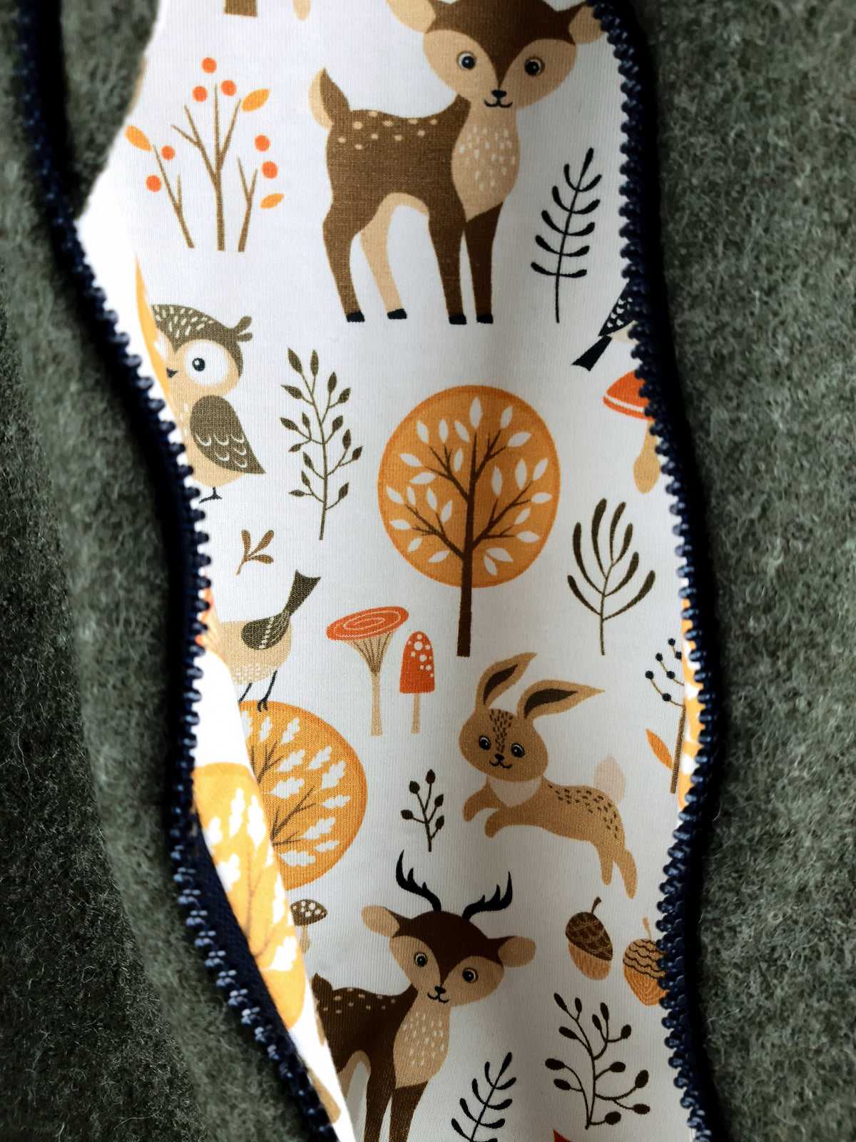 Walkjacke moosgrün meliert mit Waldtiere creme