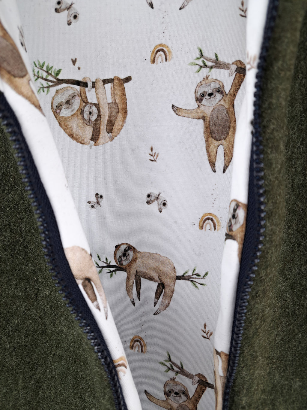 Walkoverall aus Merino Wollfleece moosgrün mit Faultierliebe