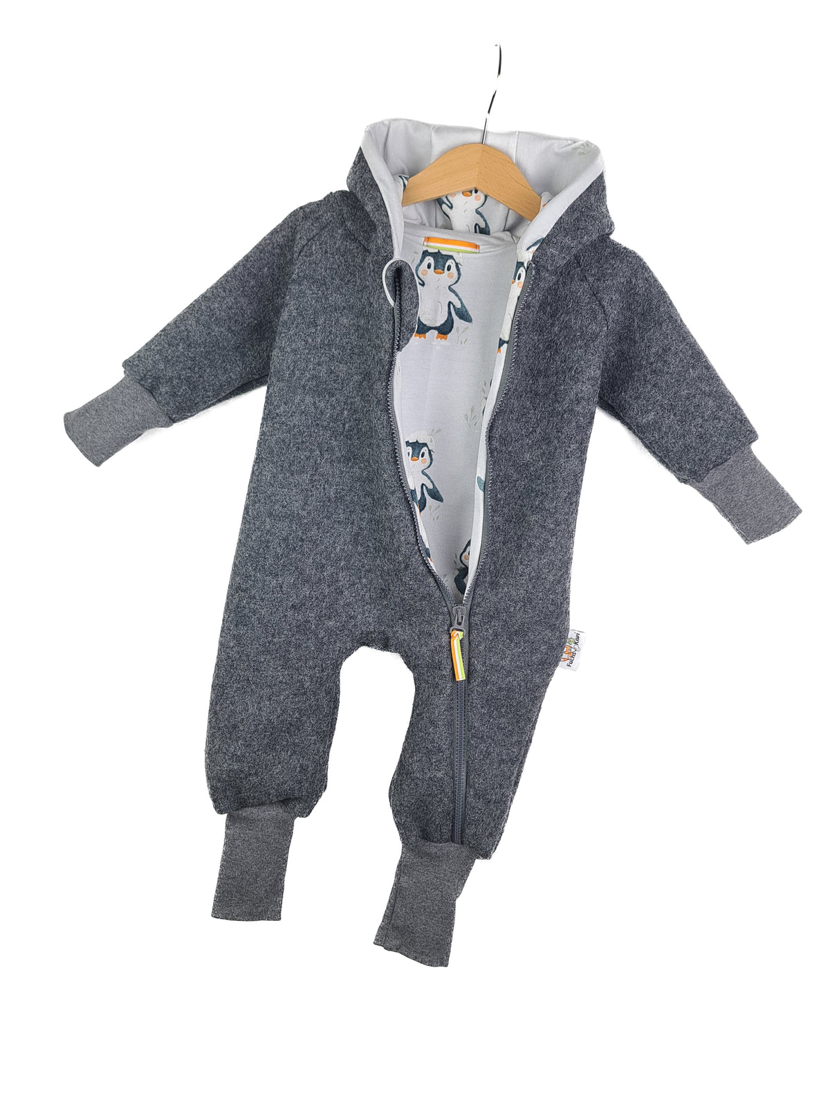 Walkoverall aus Merino Wollfleece grau mit Pinguinbaby