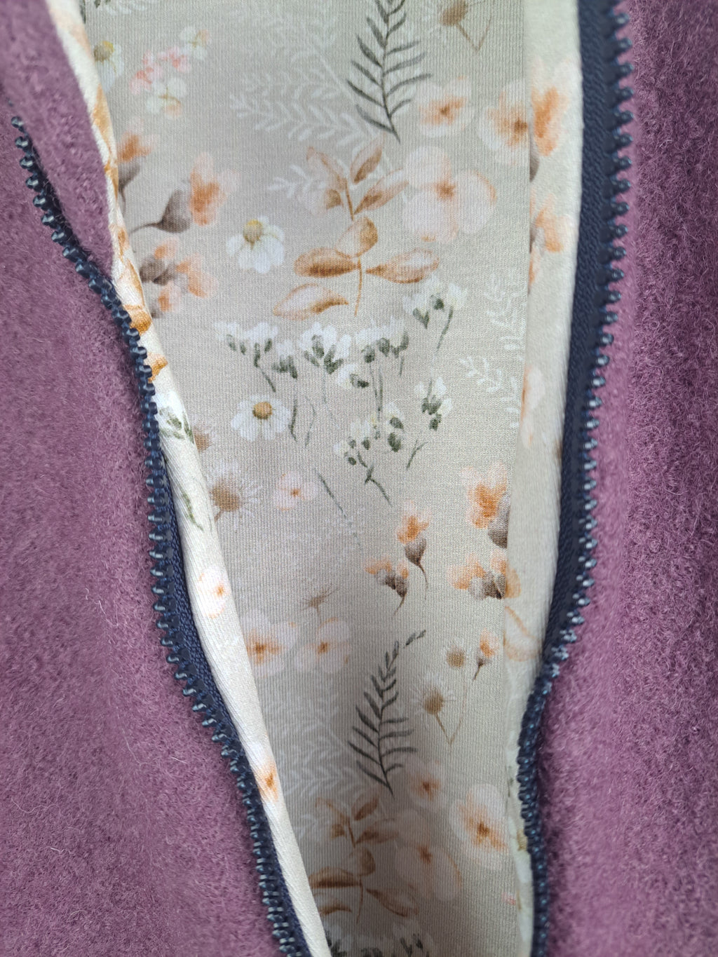 Walkjacke flieder mit Blümchen sand