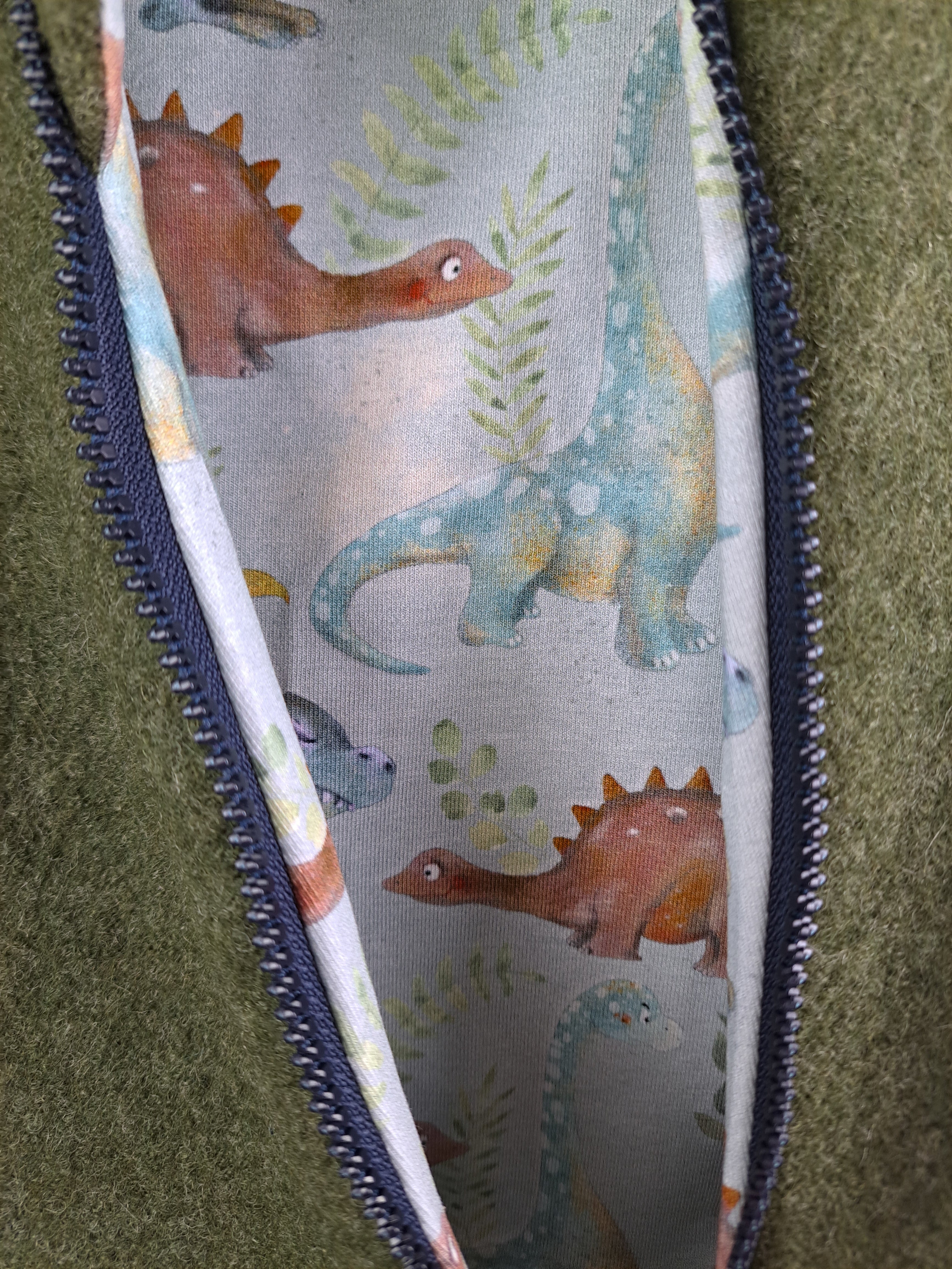 Walkoverall moosgrün meliert mit schreckliche Dinos
