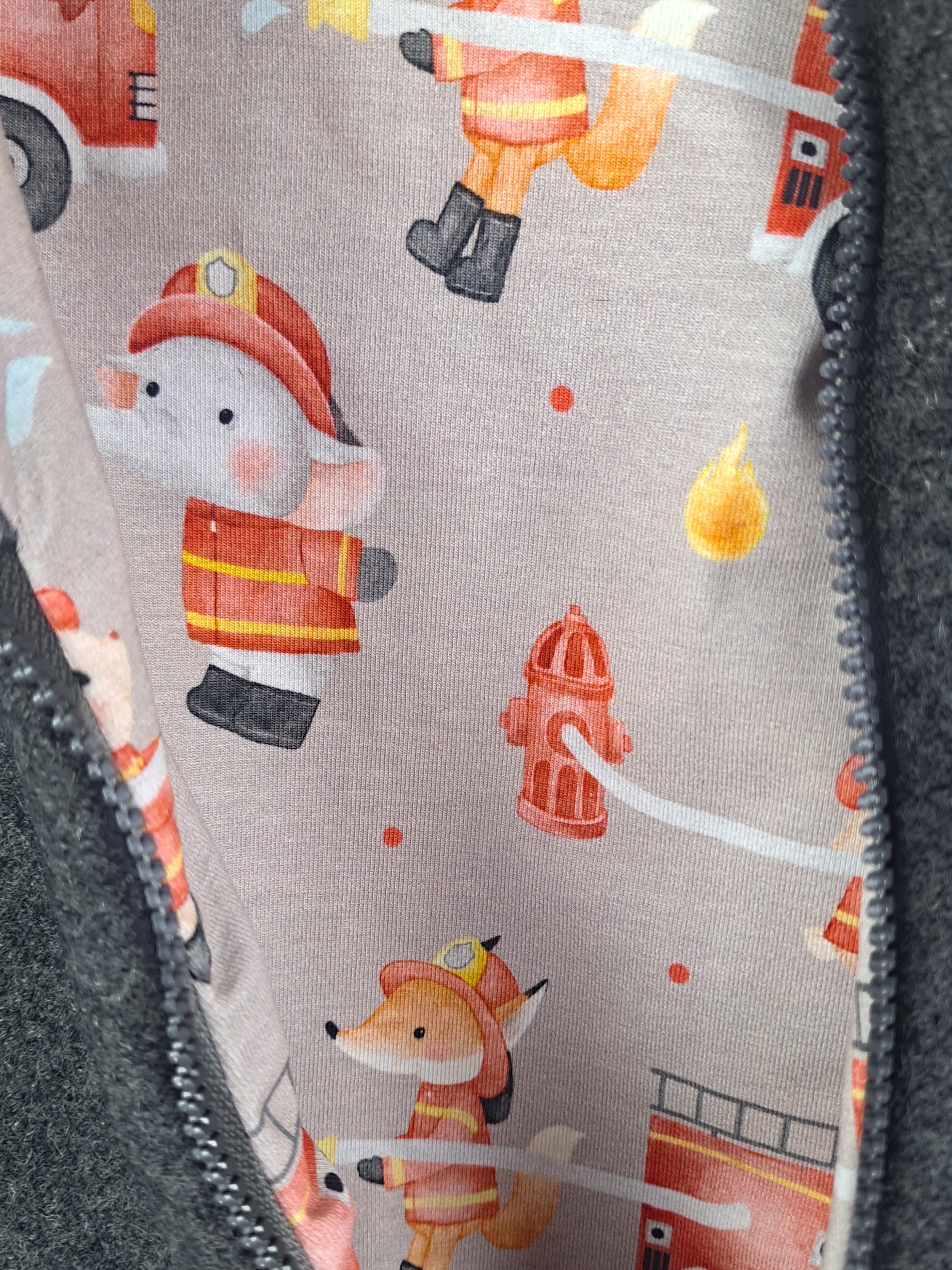 Walkjacke grau mit Feuerwehrtiere