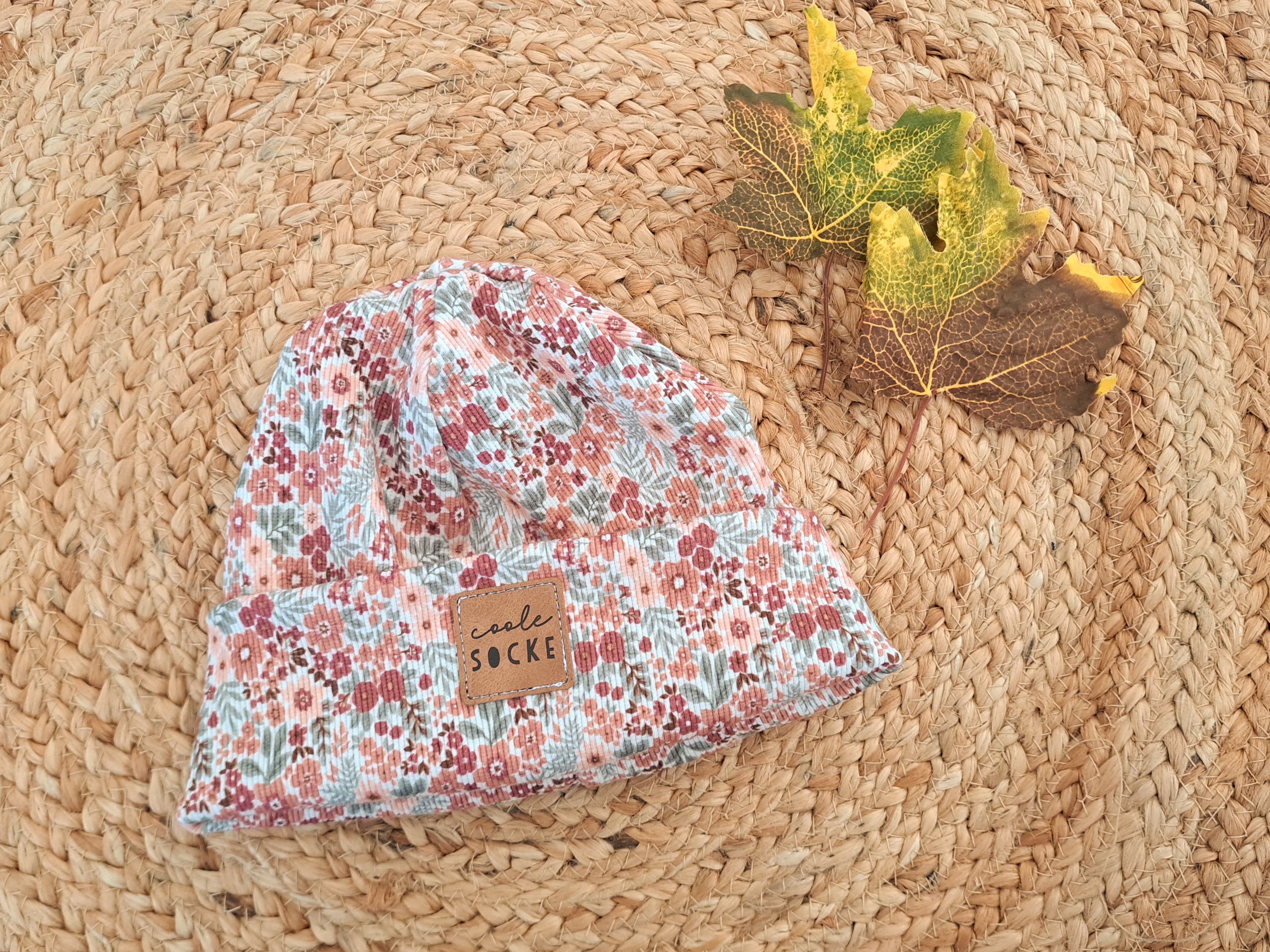 Hipster Beanie Feinripp Blumentraum 50-54 Logo Trouble never looked so cute