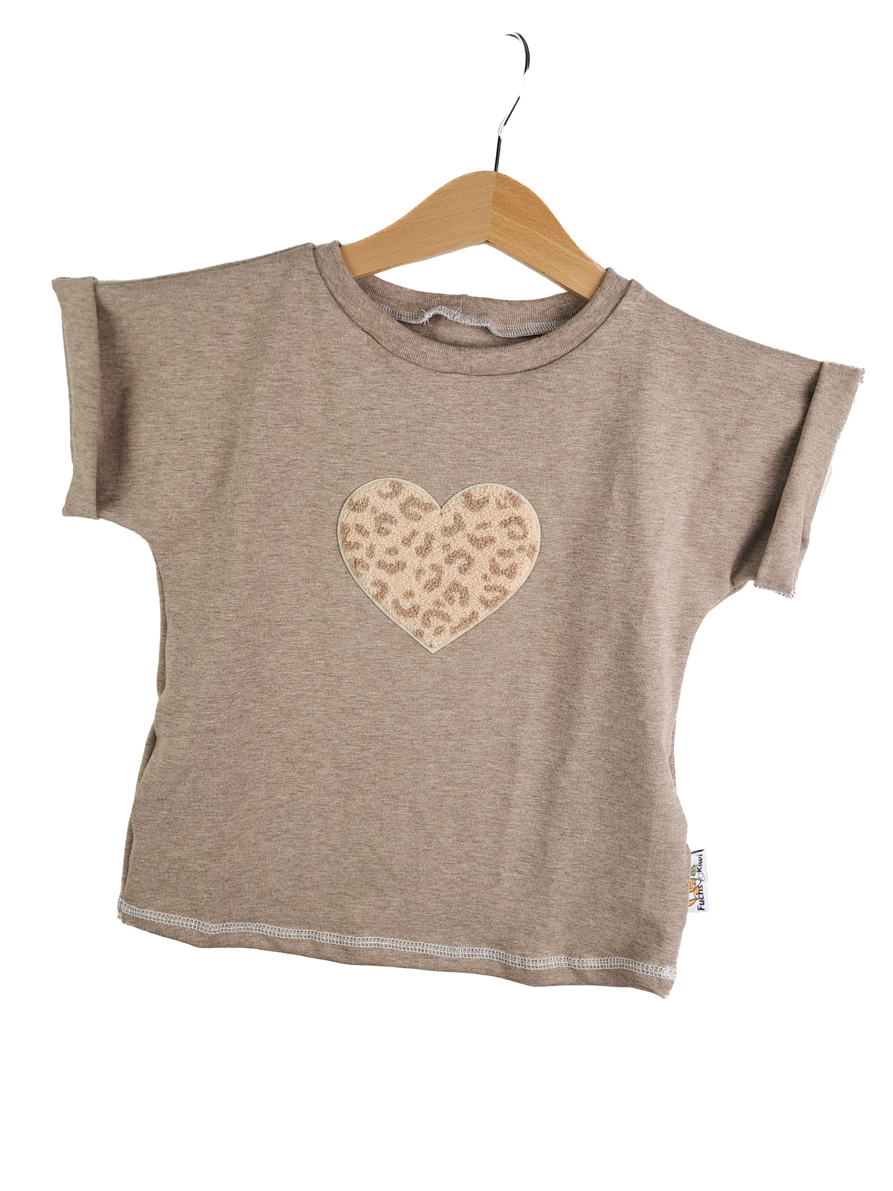 Shirty Leo Herz-Patch sand