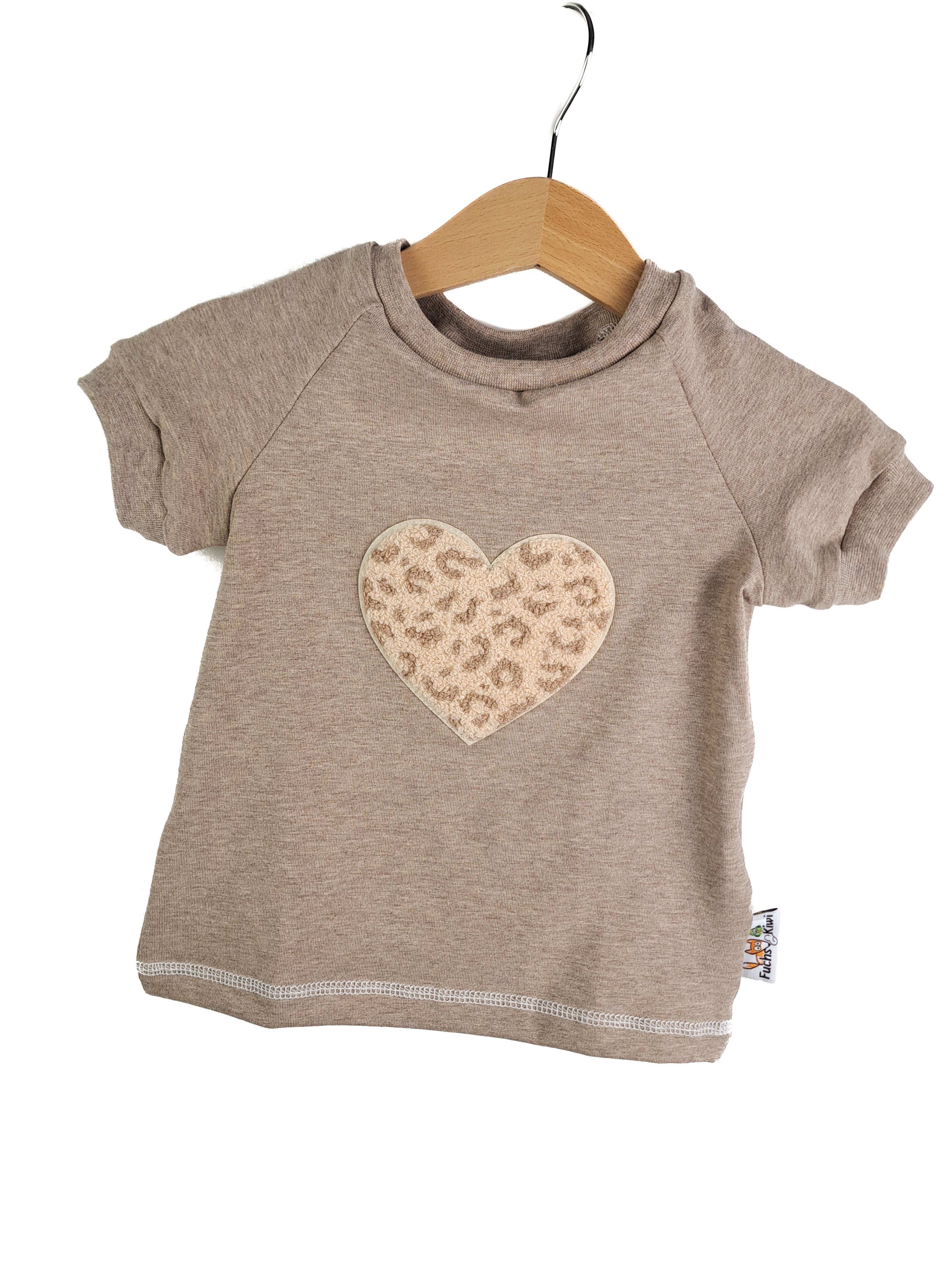 T-Shirt Leo Herz-Patch sand 74/80