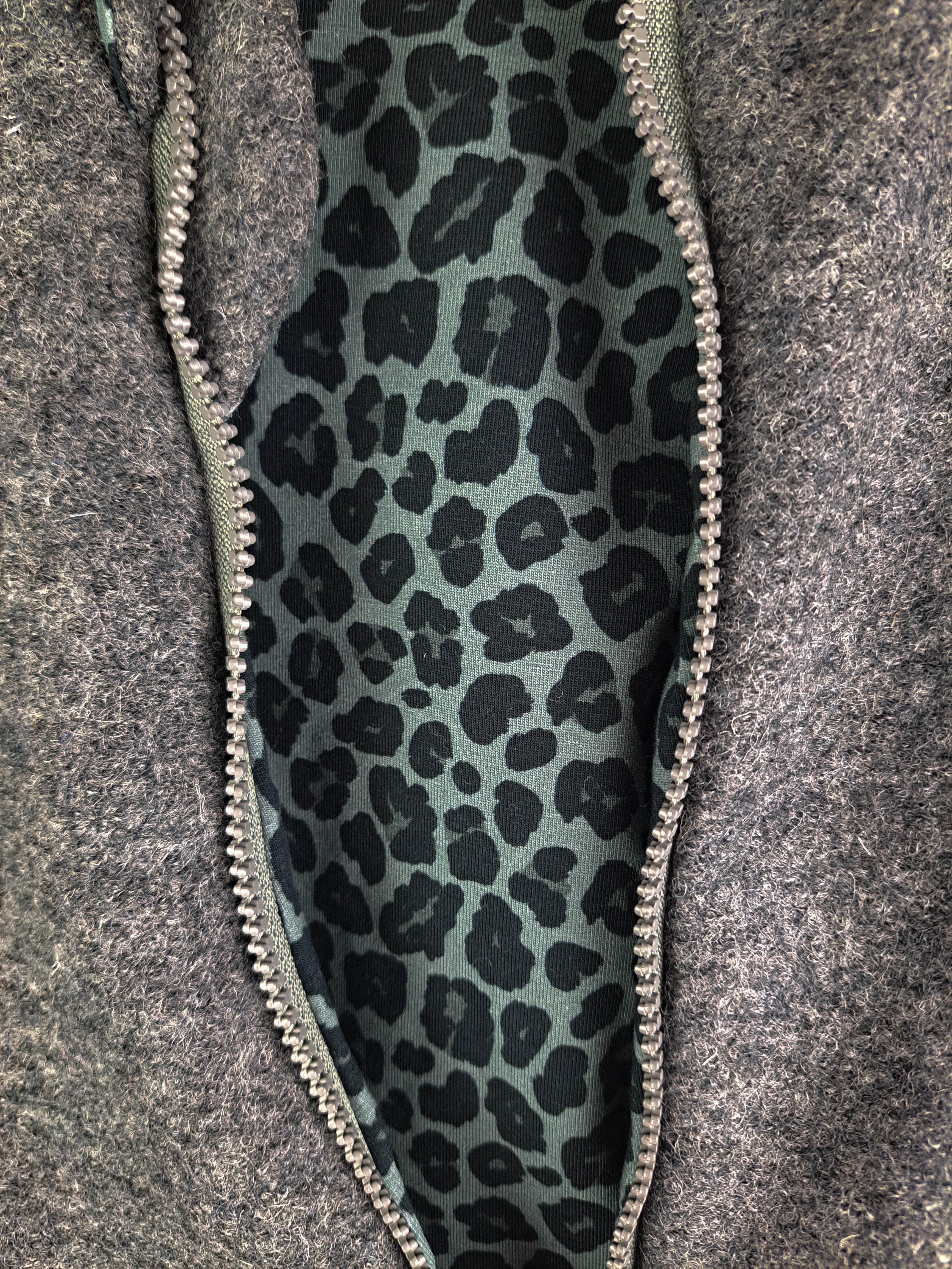 Walkjacke grau mit Leo anthrazit