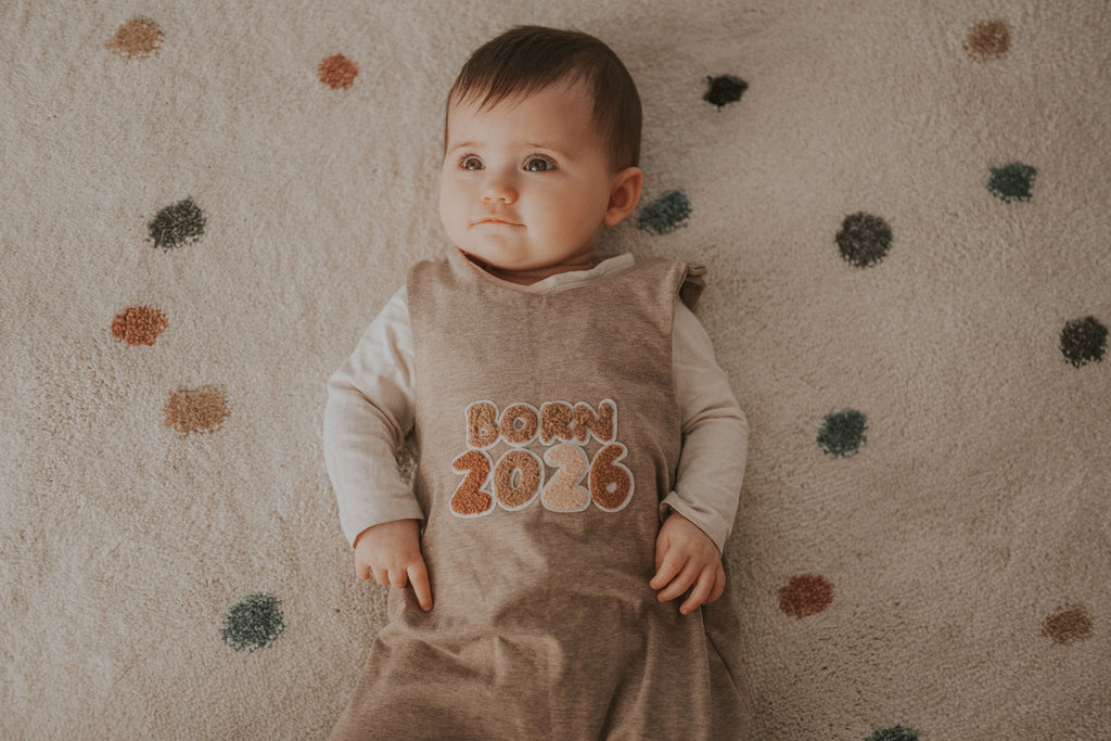 Strampler Born 2026 sand