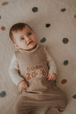 Strampler Born 2026 sand