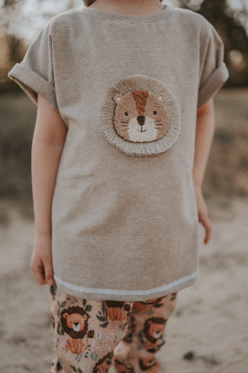 Shirty Löwenliebling-Patch sand