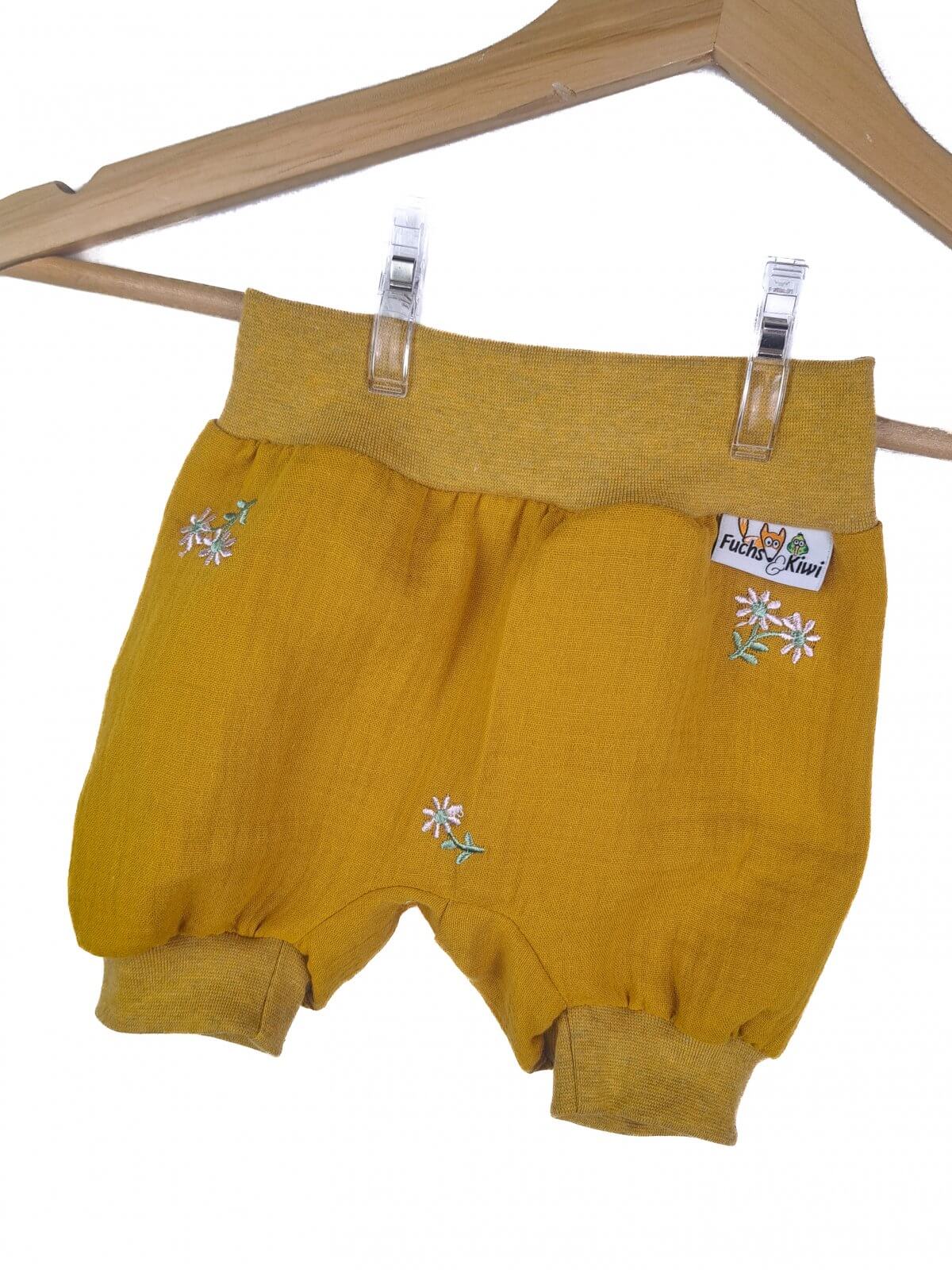 Kurze Hose Musselin Blumen senfgelb 74/80